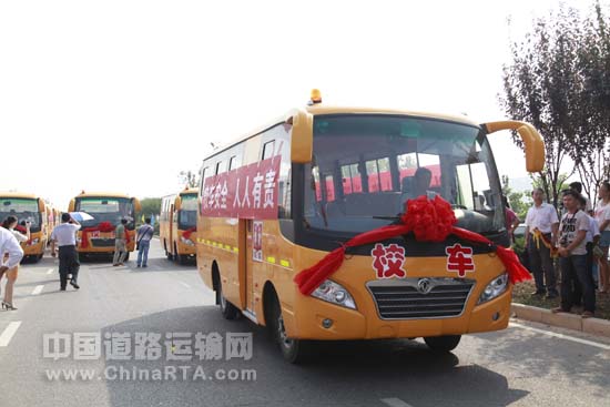 最新學(xué)校校車，重塑學(xué)生交通出行體驗，打造安全舒適的校園通勤服務(wù)