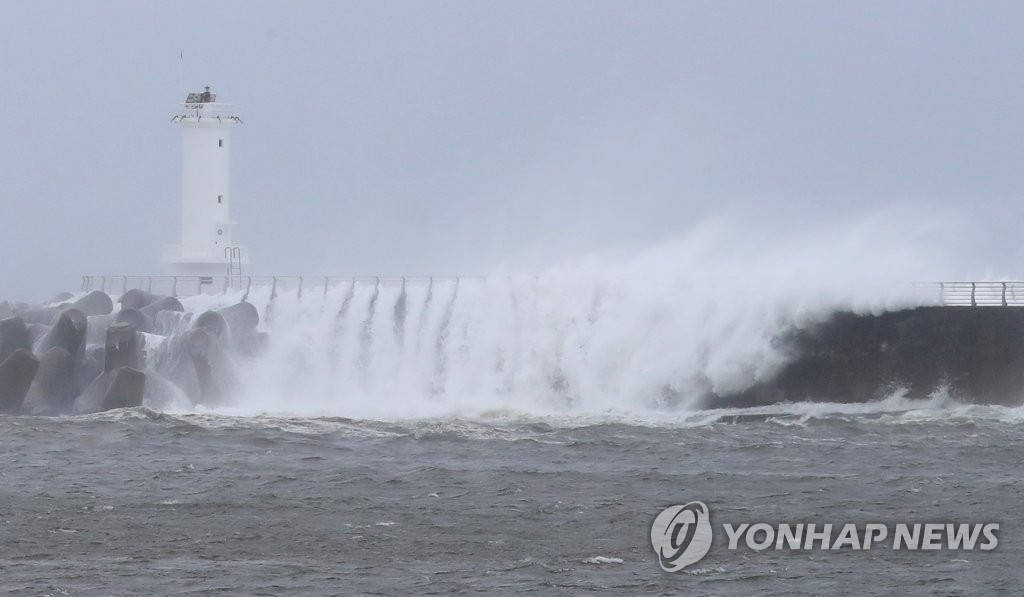 濟(jì)州島遭遇最新臺(tái)風(fēng)，風(fēng)雨中的堅(jiān)守與抗擊行動(dòng)